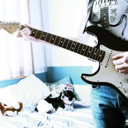 אוהד פרי ניגון על גיטרה